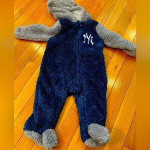 NWT NEW YORK YANKEES FULL ZIP ONESIE